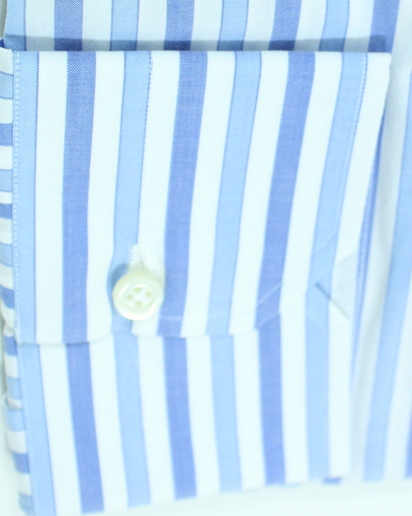 Isaia Dress Shirt White Blue Stripes Design 39 - 15 1/2 Regular Fit Isaia Dress Shirt White Blue Stripes Design 39 - 15 1/2 Regular Fit